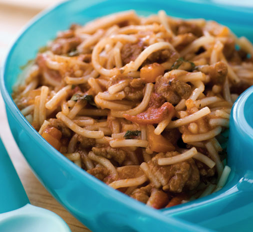 Spaghetti with ground meat in a blue dish.