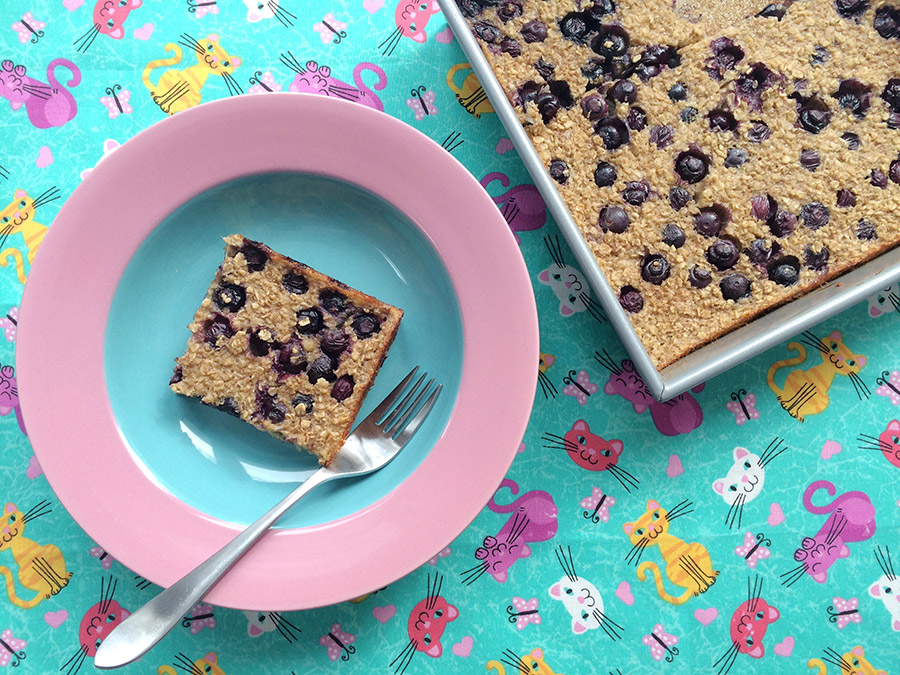 Whole Grain Goodness: Bizcocho de avena y banana con arándanos