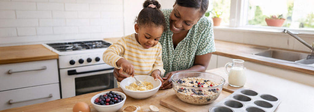 Receta saludable para el corazón:  Tazas de avena con banana y frutos rojos