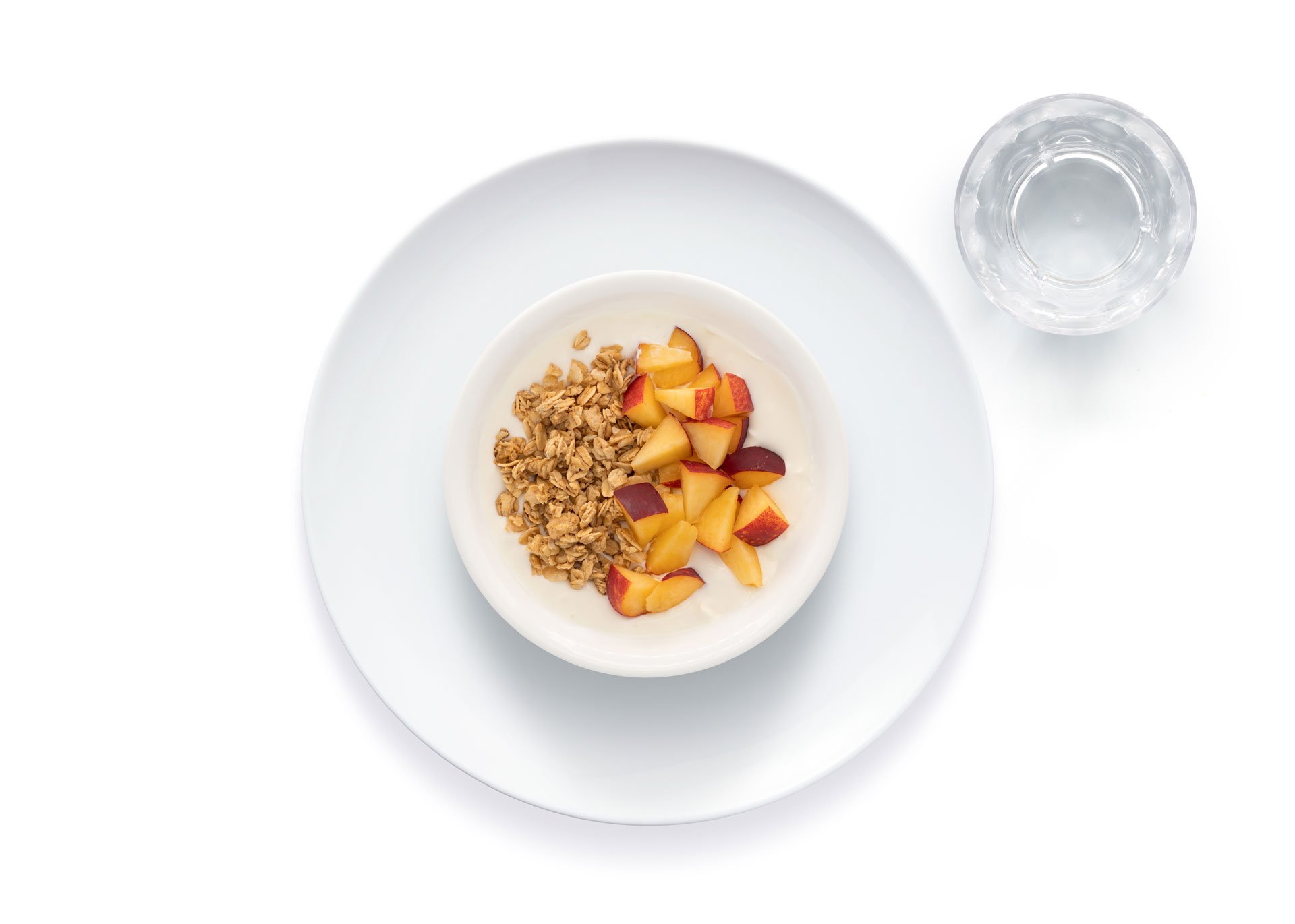 Yogurt granola with chopped peaches