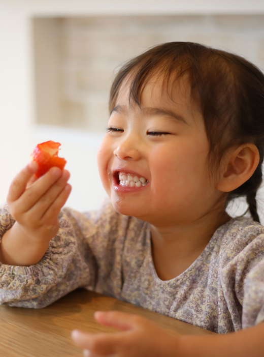 bac_Girl_Eating_Fruit